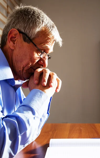 Volwassen zakenman heeft een probleem op het zijn werk — Stockfoto