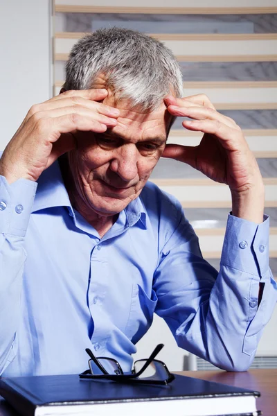 Reifer Geschäftsmann hat ein Problem bei der Arbeit — Stockfoto