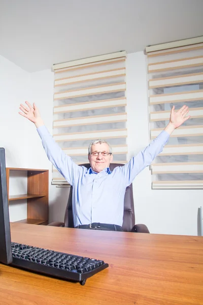 Hombre mayor sentado en su oficina —  Fotos de Stock