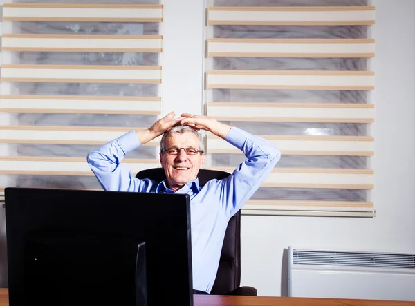 Komuta sizde onun ofisinde oturuyor