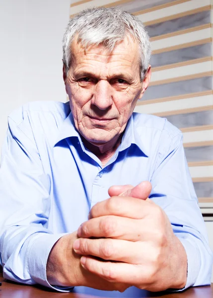 Reifer Geschäftsmann hat ein Problem bei der Arbeit — Stockfoto