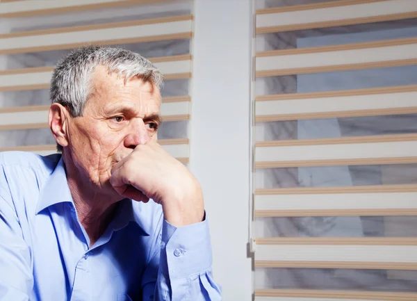 Volwassen zakenman heeft een probleem op het zijn werk — Stockfoto