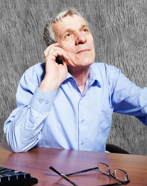 Reifer Geschäftsmann hat ein Problem bei der Arbeit — Stockfoto