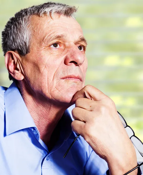 Reifer Geschäftsmann hat ein Problem bei der Arbeit — Stockfoto