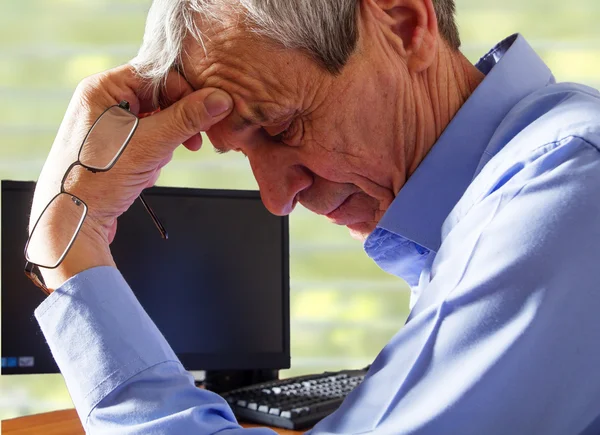 Volwassen zakenman heeft een probleem op het zijn werk — Stockfoto