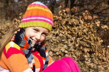 ormanda vakit şapkalı küçük kız