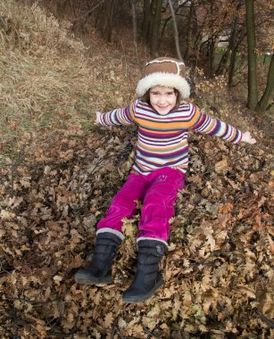 ormanda vakit şapkalı küçük kız