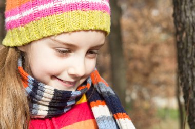 ormanda vakit şapkalı küçük kız