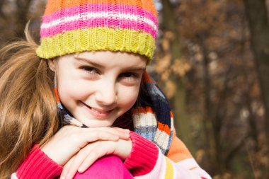 ormanda vakit şapkalı küçük kız