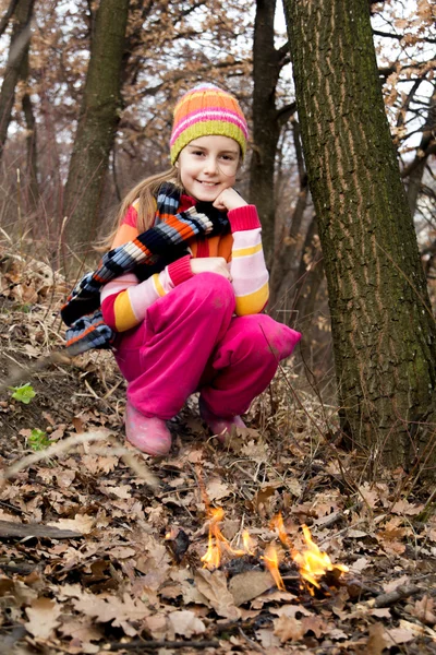 在帽子里把时间花在森林里的小女孩 — 图库照片