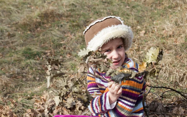 Klein meisje in hoed tijd doorbrengen in het bos — Stockfoto