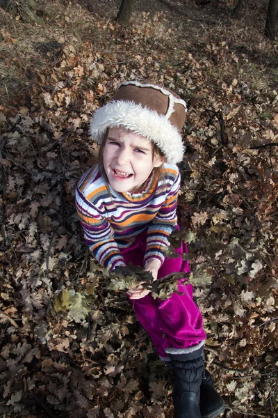 Kleines Mädchen mit Hut verbringt Zeit im Wald — Stockfoto
