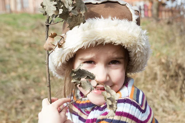 Weinig meisje portret in herfst bos — Stockfoto