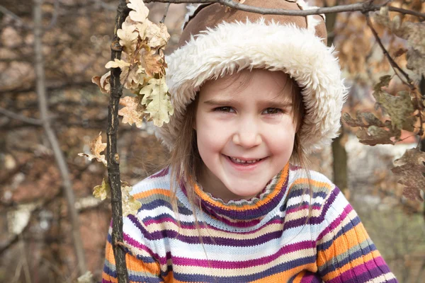 Sonbahar ormandaki küçük kız portre — Stok fotoğraf