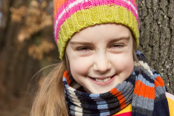 Liten flicka i hatt spendera tid i skogen — Stockfoto