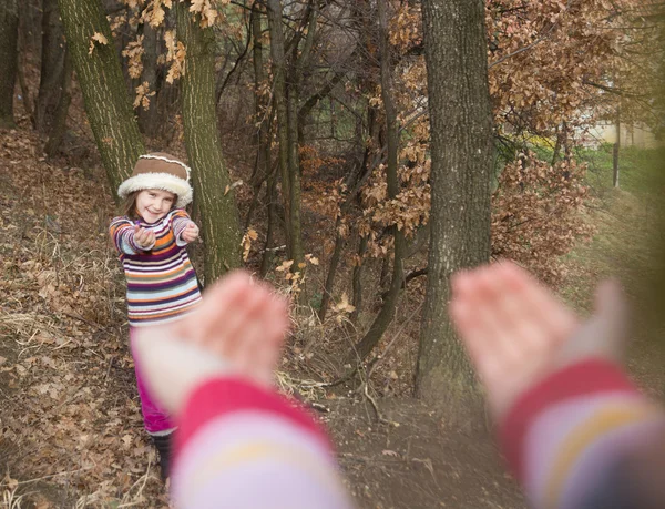 Dos hermanas pequeñas se abrazan jugando en el bosque —  Fotos de Stock