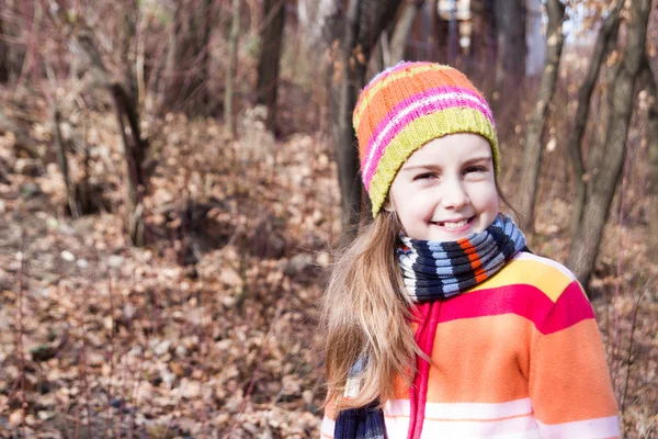 Malá holčička v klobouku, tráví čas v lese — Stock fotografie