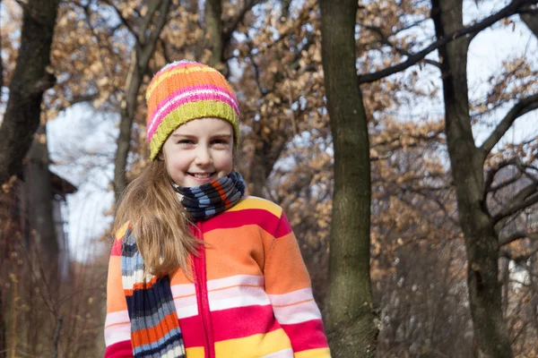 Маленькая девочка в шляпе проводит время в лесу — стоковое фото