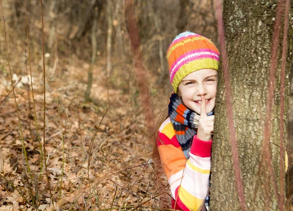 Klein meisje leunend op de boom. besteden van een leuke tijd in de natuur — Stockfoto