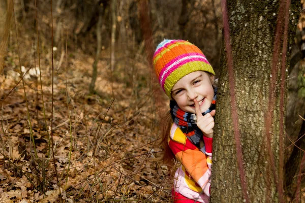 Ragazzina appoggiata all'albero. Trascorrere un bel momento nella natura — Foto Stock