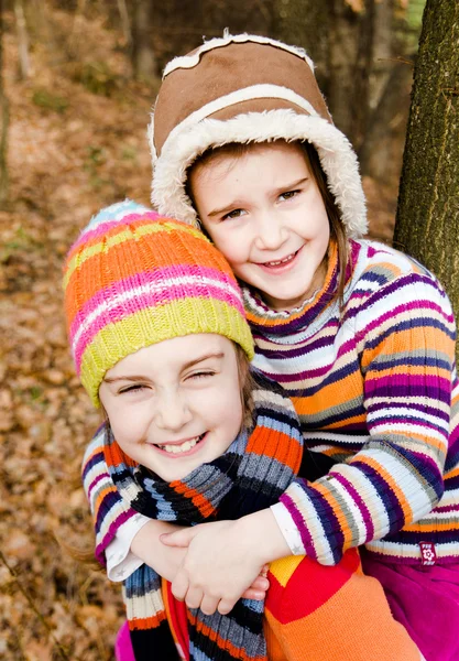 两个小妹妹女孩拥抱森林里玩耍 — 图库照片