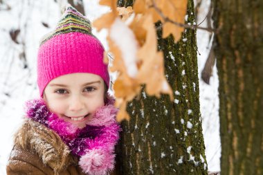 mutlu küçük kız kış orman içinde güzel bir vakit