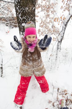 mutlu küçük kız kış orman içinde güzel bir vakit