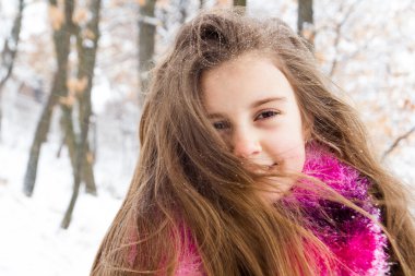 Karda uzun saçları ile kız