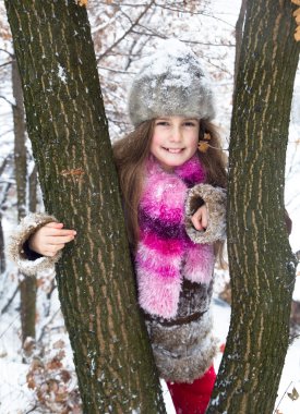 mutlu küçük kız kış orman içinde güzel bir vakit