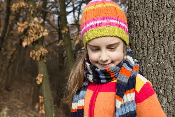 Little girl leaning on the tree. Spending a nice time in nature — Stock Photo, Image