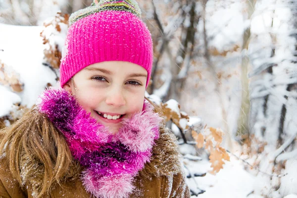 Gelukkig meisje in warme winter hoed — Stockfoto