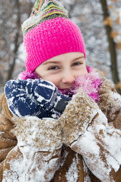 Glad liten flicka i varm vinter mössa — Stockfoto