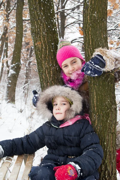 Twee kleine meisjes plezier in de winter — Stockfoto