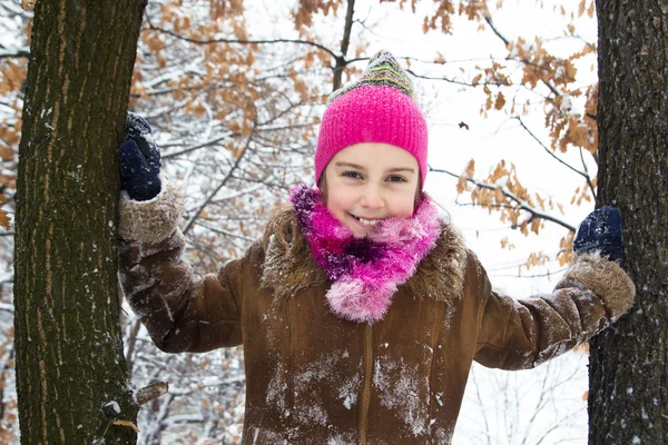 Gelukkig meisje een leuke tijd doorbrengen in de winter forest — Stockfoto