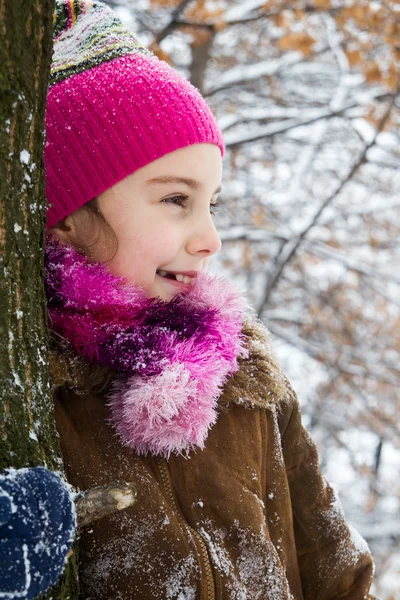 Feliz niña pasando un buen rato en el bosque de invierno — Foto de Stock