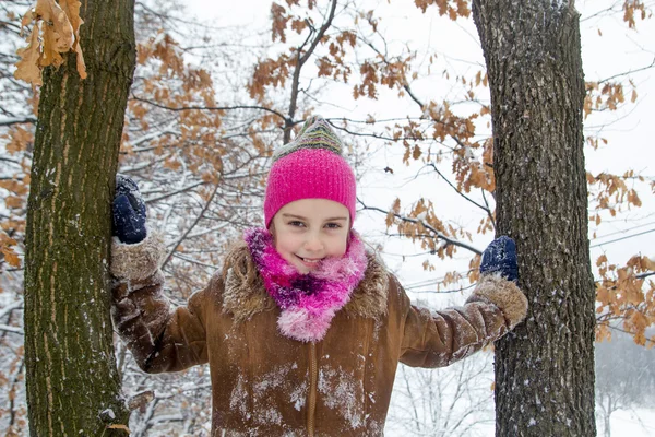 Счастливая девочка, проводящая приятное время в зимнем лесу — стоковое фото