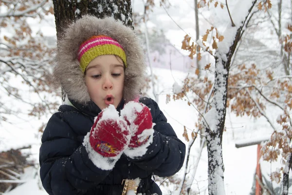 Niña con nieve en las manos —  Fotos de Stock