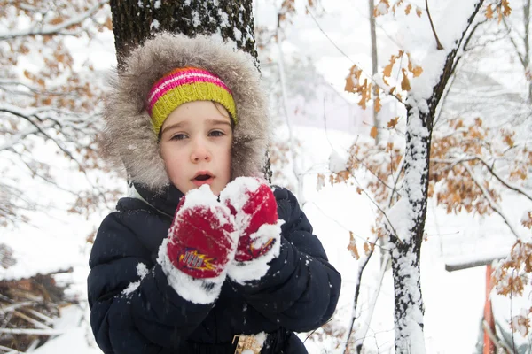 Lilla flickan med snö i händer — Stockfoto