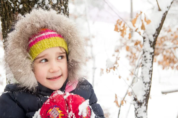 幸せな小さな女の子が暖かい冬の帽子 — ストック写真