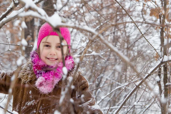 Ευτυχισμένη κοριτσάκι δαπάνες μια ωραία στιγμή στο δάσος του χειμώνα — Φωτογραφία Αρχείου