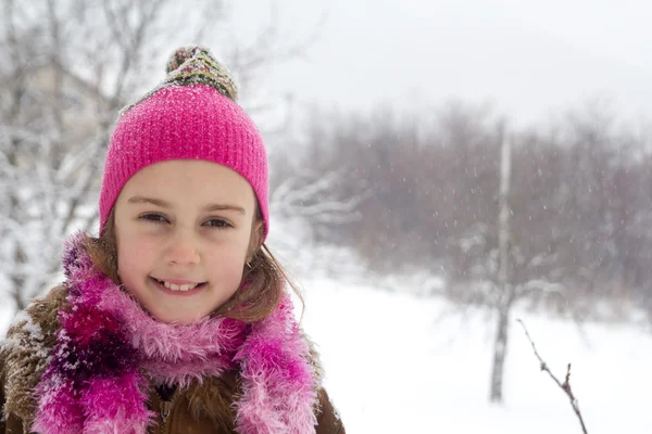 快乐的小女孩，很好的时间花在冬季森林 — 图库照片