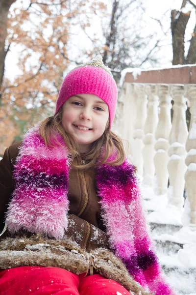 Glad liten flicka i varm vinter mössa — Stockfoto