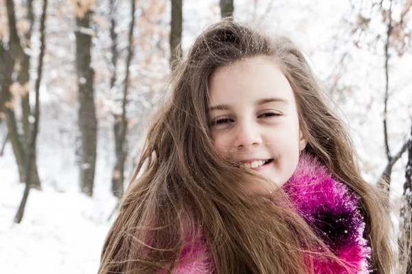 Niña bonita con nieve en su pelo largo — Foto de Stock