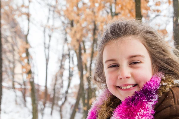 Menina bonita com neve em seu cabelo longo — Fotografia de Stock