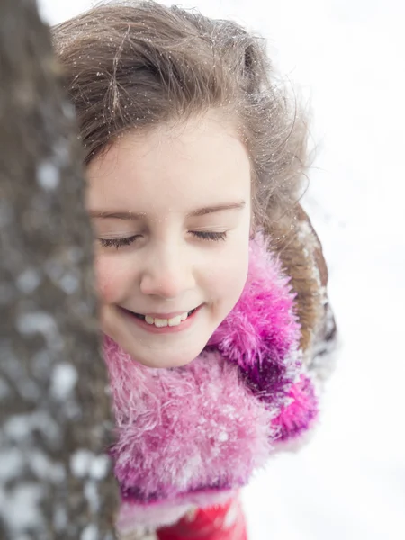 Niña bonita con nieve en su pelo largo — Foto de Stock