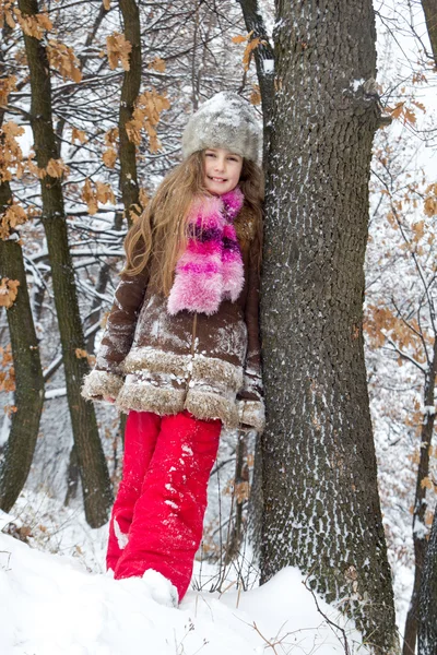 Chica feliz en el bosque de nieve — Foto de Stock