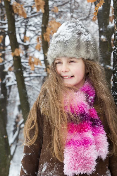 Glad tjej i snö skog — Stockfoto