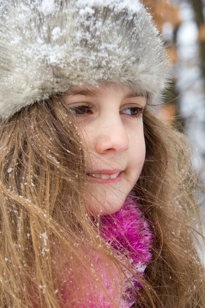 Szczęśliwa dziewczynka w ciepłą czapkę - portret zbliżenie — Zdjęcie stockowe