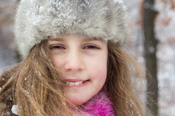 Glad liten flicka i varm mössa - närbild porträtt — Stockfoto