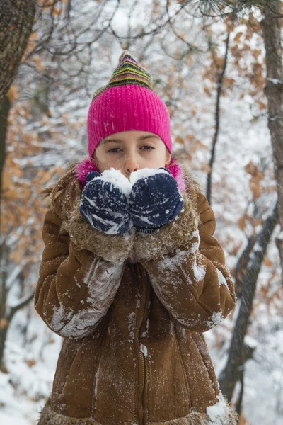 Kleines Mädchen mit Schnee in der Hand — Stockfoto